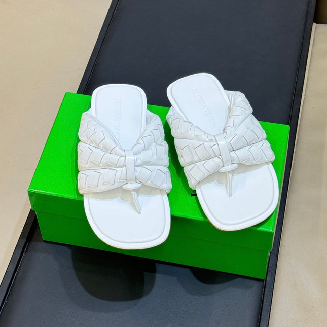 BOTTEGA VENETA 26S THONG SANDALS IN WHITE LAMBSKIN