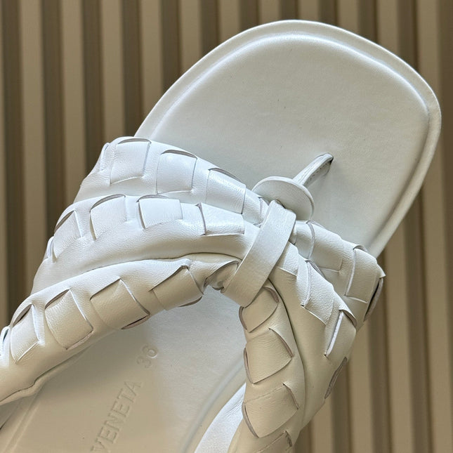 BOTTEGA VENETA 26S THONG SANDALS IN WHITE LAMBSKIN