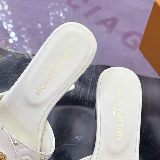 LV 26S BLOCK HEEL MULE SANDALS IN WHITE EMBOSSED CALFSKIN GOLD HARDWARE