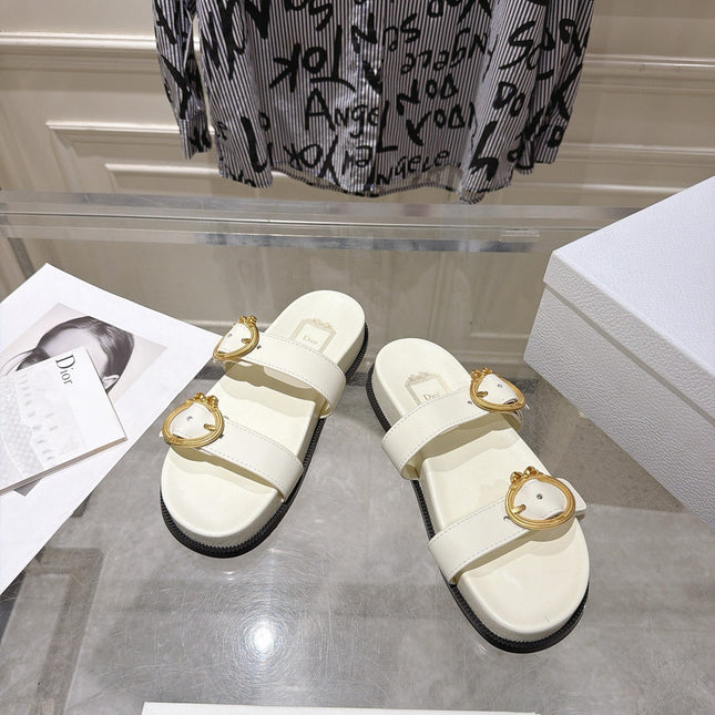 DIOR 26S MEDAILLON BUCKLE SLIDE IN OFF WHITE CALFSKIN