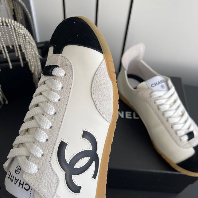 CHANEL LOW-TOP SNEAKERS IN BLACK AND WHITE CALFSKIN MIX SUEDE