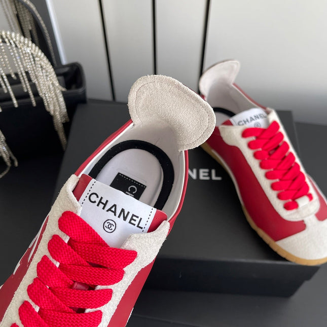 CHANEL LOW-TOP SNEAKERS IN RED CALFSKIN MIX SUEDE