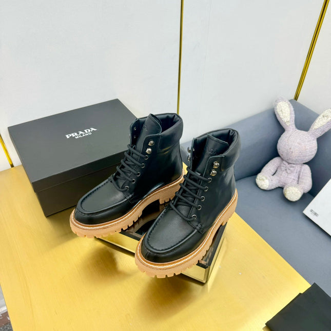 LACE-UP ANKLE BOOTS IN BLACK CALFSKIN