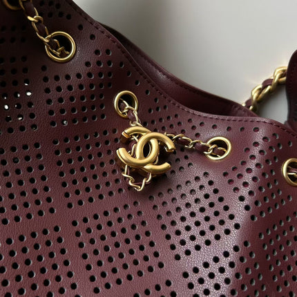 CHANEL 26S HOBO BAG 22 IN BURGUNDY RED PERFORATED CALFSKIN GOLD HARDWARE