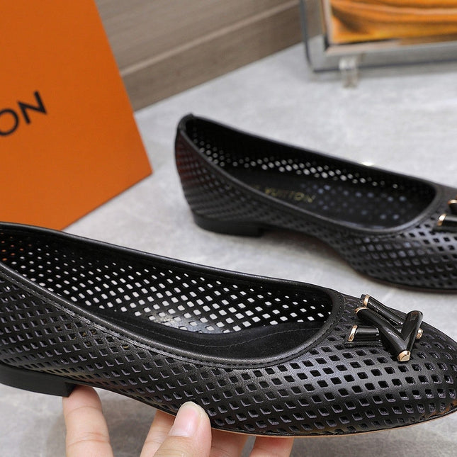 BALLET FLAT IN BLACK CALFSKIN WITH PERFORATION CRAFTMANSHIP