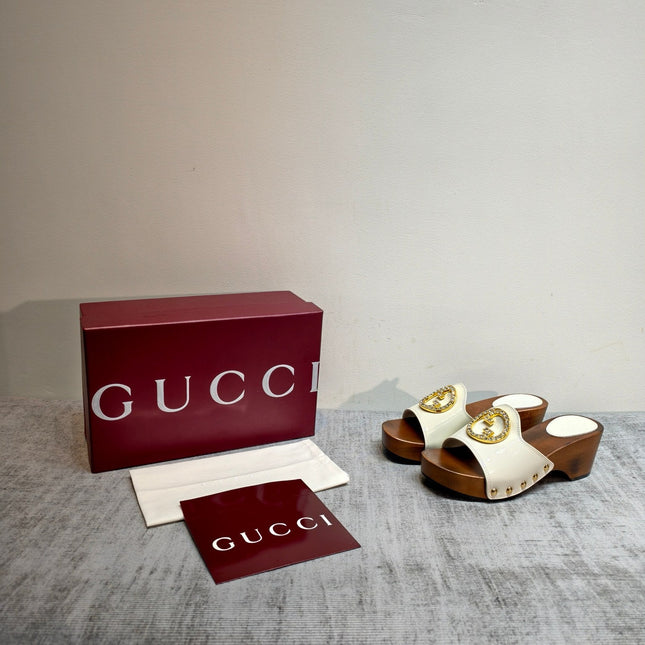 GUCCI 26S PLATFORM MULES IN IVORY WHITE PATENT CALFSKIN GOLD HARDWARE