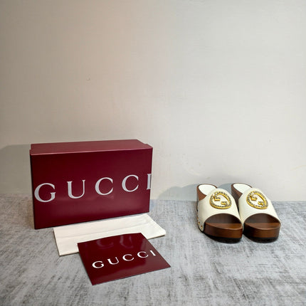 GUCCI 26S PLATFORM MULES IN IVORY WHITE PATENT CALFSKIN GOLD HARDWARE