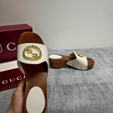 GUCCI 26S PLATFORM MULES IN IVORY WHITE PATENT CALFSKIN GOLD HARDWARE