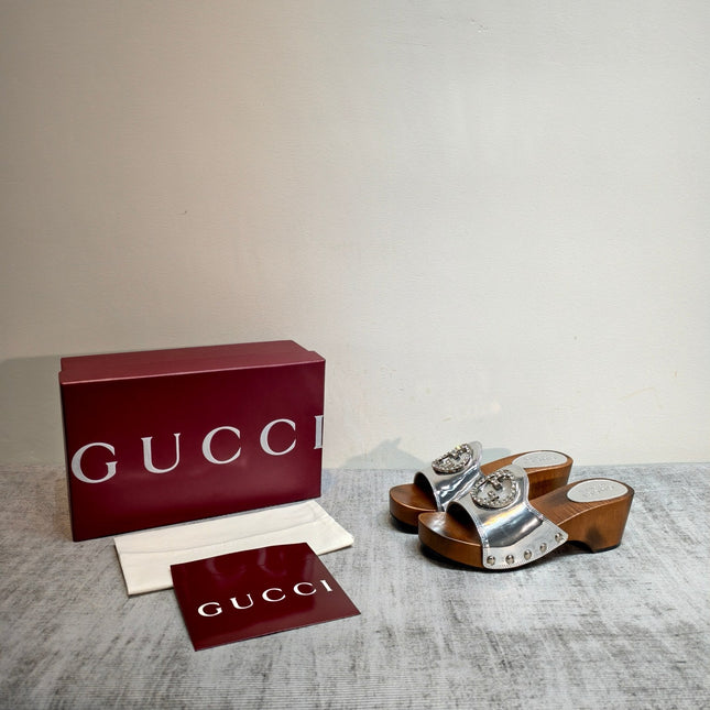 GUCCI 26S PLATFORM MULES IN SILVER PATENT CALFSKIN SILVER HARDWARE