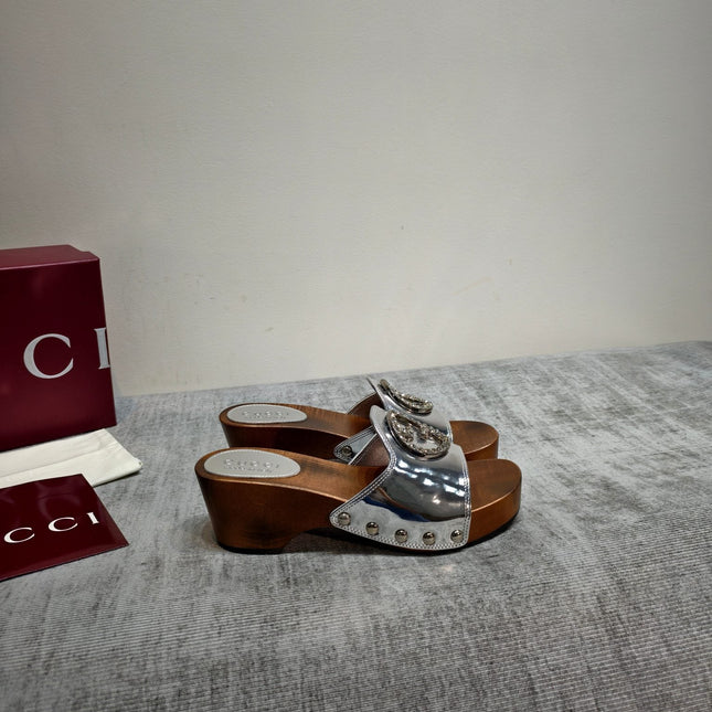 GUCCI 26S PLATFORM MULES IN SILVER PATENT CALFSKIN SILVER HARDWARE