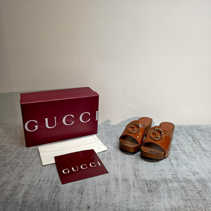 GUCCI 26S PLATFORM MULES IN CARAMEL BROWN PATENT CALFSKIN GOLD HARDWARE