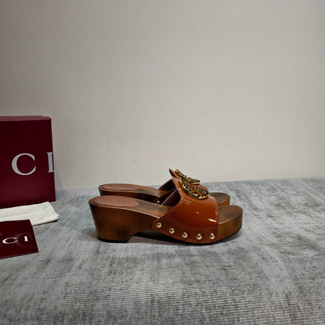 GUCCI 26S PLATFORM MULES IN CARAMEL BROWN PATENT CALFSKIN GOLD HARDWARE