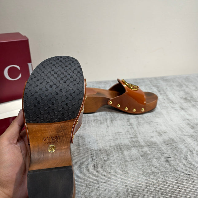 GUCCI 26S PLATFORM MULES IN CARAMEL BROWN PATENT CALFSKIN GOLD HARDWARE