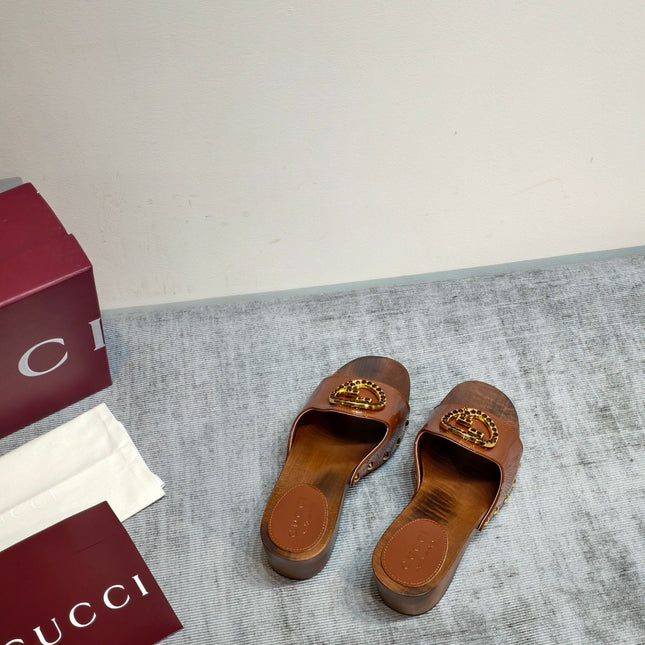GUCCI 26S PLATFORM MULES IN CARAMEL BROWN PATENT CALFSKIN GOLD HARDWARE