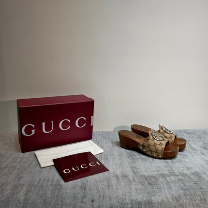 GUCCI 26S PLATFORM MULES IN BEIGE GG MONOGRAM CANVAS SILVER HARDWARE