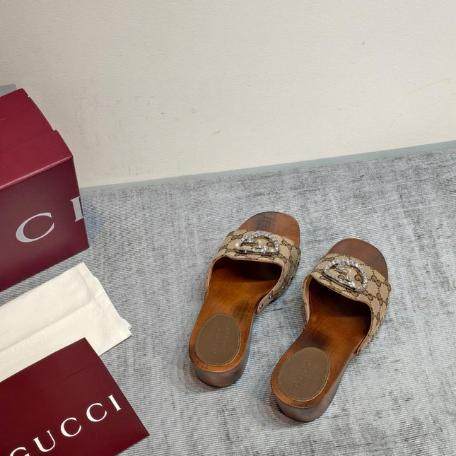 GUCCI 26S PLATFORM MULES IN BEIGE GG MONOGRAM CANVAS SILVER HARDWARE