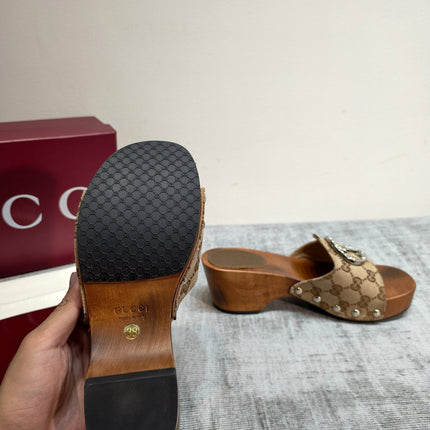 GUCCI 26S PLATFORM MULES IN BEIGE GG MONOGRAM CANVAS SILVER HARDWARE