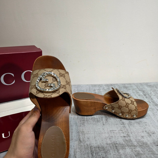 GUCCI 26S PLATFORM MULES IN BEIGE GG MONOGRAM CANVAS SILVER HARDWARE