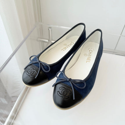BALLET FLAT IN BLACK CALFSKIN AND NAVY BLUE SUEDE