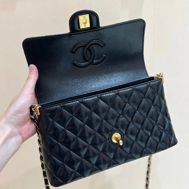 QUILTED FLAP BAG WITH HANDLE 26 IN BLACK LAMBSKIN GOLD PLATED METAL