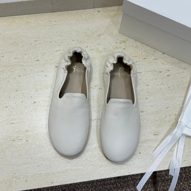THE ROW 26S BALLET FLATS IN IVORY WHITE CALFSKIN