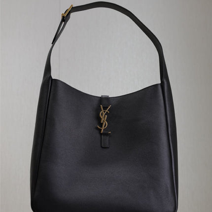 LE 5 À 7 HANDBAG 31 IN BLACK CALFSKIN GOLD HARDWARE