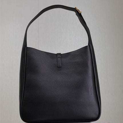 LE 5 À 7 HANDBAG 31 IN BLACK CALFSKIN GOLD HARDWARE