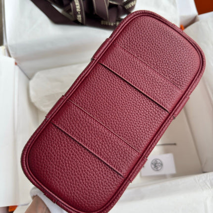 HM 25S GARDEN PARTY 23 CM IN DARK RED TOGO