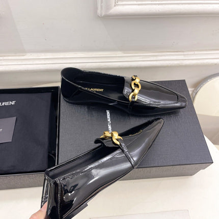 FLAT LOAFERS WITH GOLD CHAIN IN BLACK GLOSSY CALFSKIN
