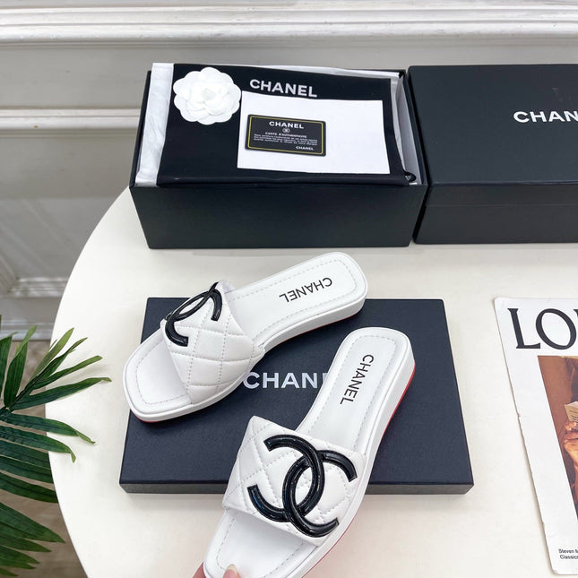 CHANEL 26S FLAT SLIDES IN WHITE LAMBSKIN WITH BLACK CC LOGO