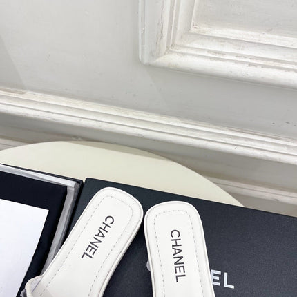 CHANEL 26S FLAT SLIDES IN WHITE LAMBSKIN WITH BLACK CC LOGO