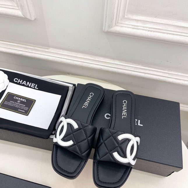 CHANEL 26S FLAT SLIDES IN BLACK LAMBSKIN WITH WHITE CC LOGO
