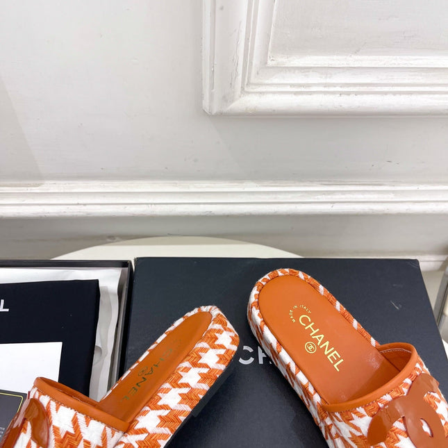 CHANEL 26S SANDALS 35 MM IN ORANGE TWEED