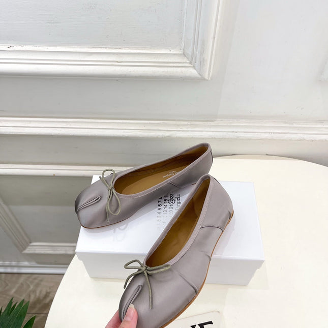 LOEWE 26S SPLIT-TOE BALLET FLATS IN GREY SILK