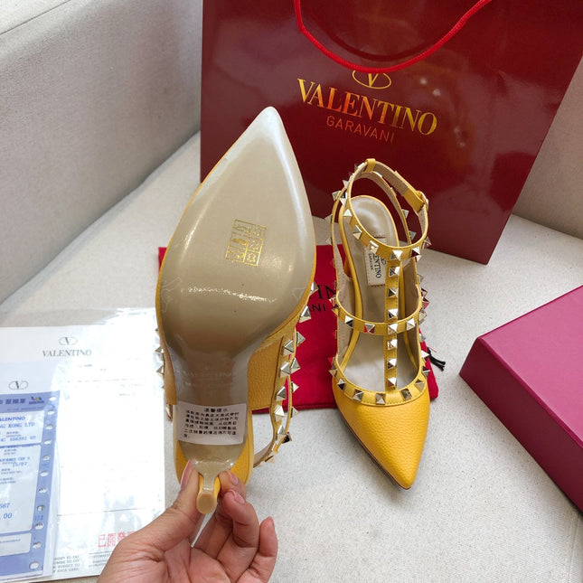 ROCKSTUD GOLDEN YELLOW METALLIC CALFSKIN ANKLE STRAP HIGH SANDAL